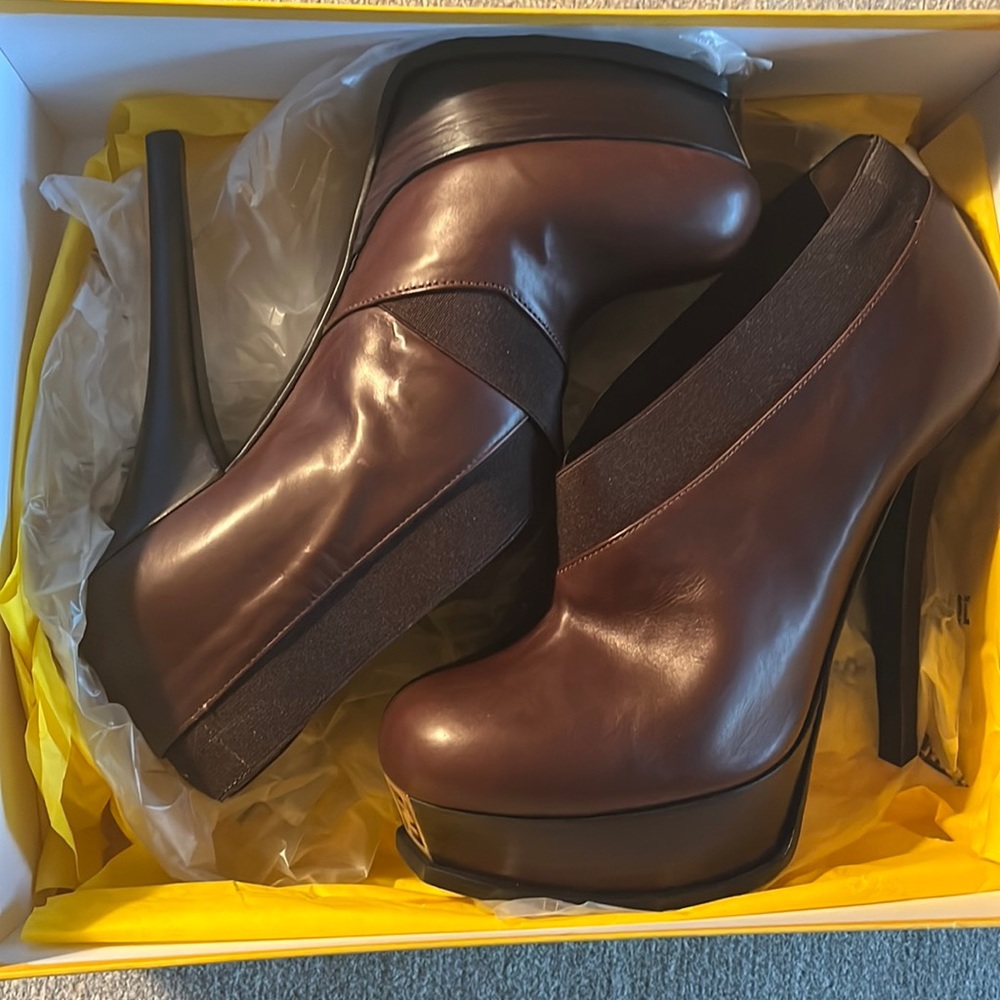 Fendi Tronchetto Vitello booties. Earth brown. Size 40